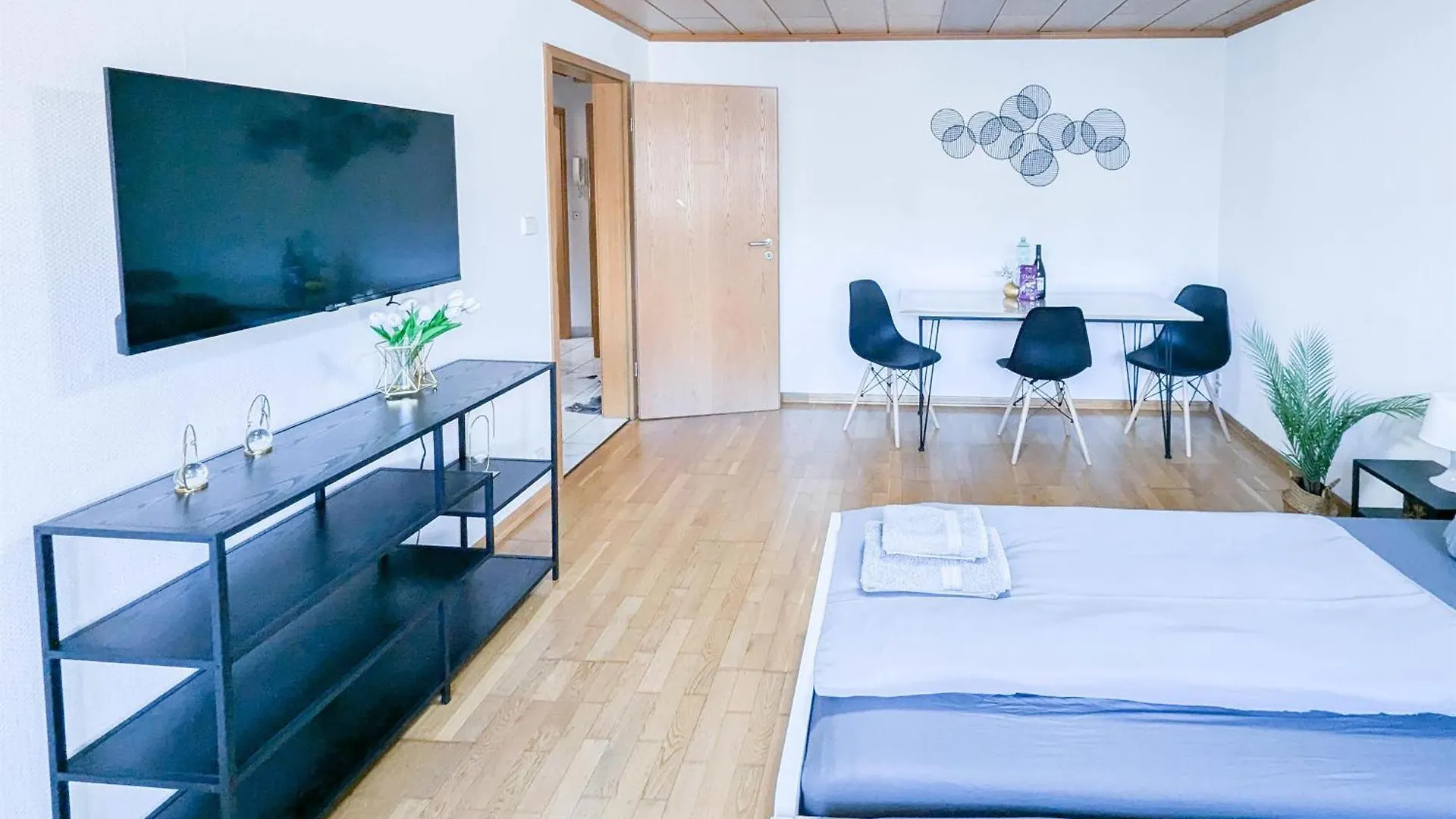 Alfa Stuttgart 3 Zimmer 6 Betten Apartment Zuffenhausen Porsche Bosch Bz Wlan Ebk Wm 0*,  Germany